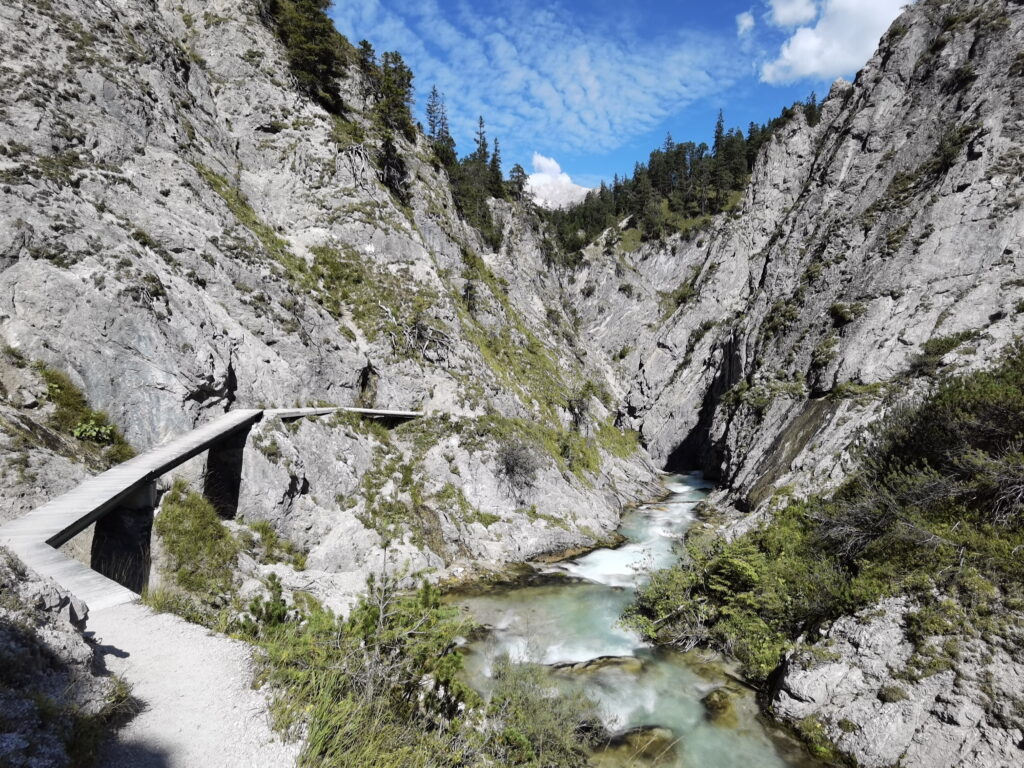 Über diesen schmalen Weg kommst du durch die Gleirschklamm